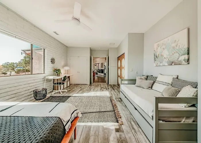 Hébergement de vacances Jacuzzi, Walk To Trails, Stunning Views, Mid-century Modern,pool *