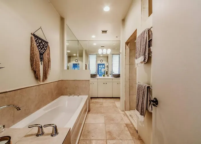 Hébergement de vacances Jacuzzi, Walk To Trails, Stunning Views, Mid-century Modern,pool *