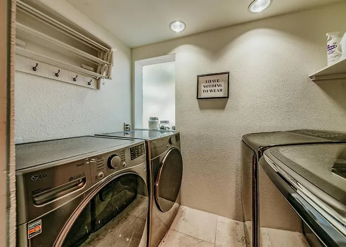 Hébergement de vacances Jacuzzi, Walk To Trails, Stunning Views, Mid-century Modern,pool *